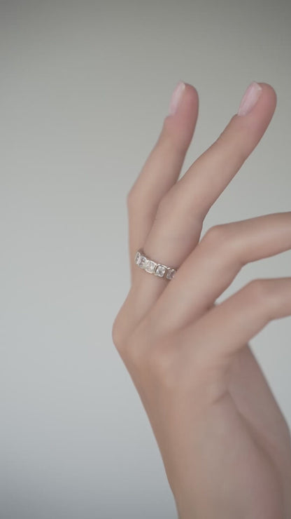 Ring path with baguette cut stones