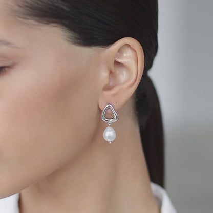 Streamlined earrings with baroque pearls
