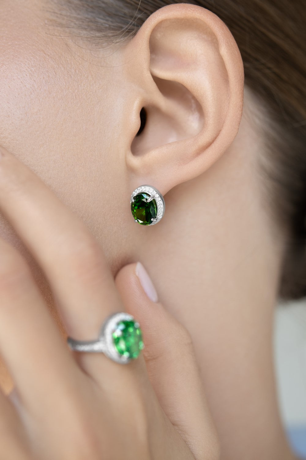 Earrings with emerald stones